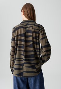 OPUS LOOSE FIT PRINT - Camicia - olive leaf