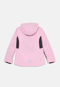 Lyserød vinterjakke med hætte, sorte accenter på ærmerne og siderne, glat tekstur, justerbare manchetter og reflekterende detaljer på bagsiden.