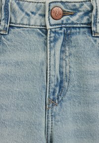 Helesinised teksapüksid kõrge vöökohaga, pronksist nööbi sulgumine ja kontrastsed kuldsed õmblused. Omavad peent meeldivat kulumist.