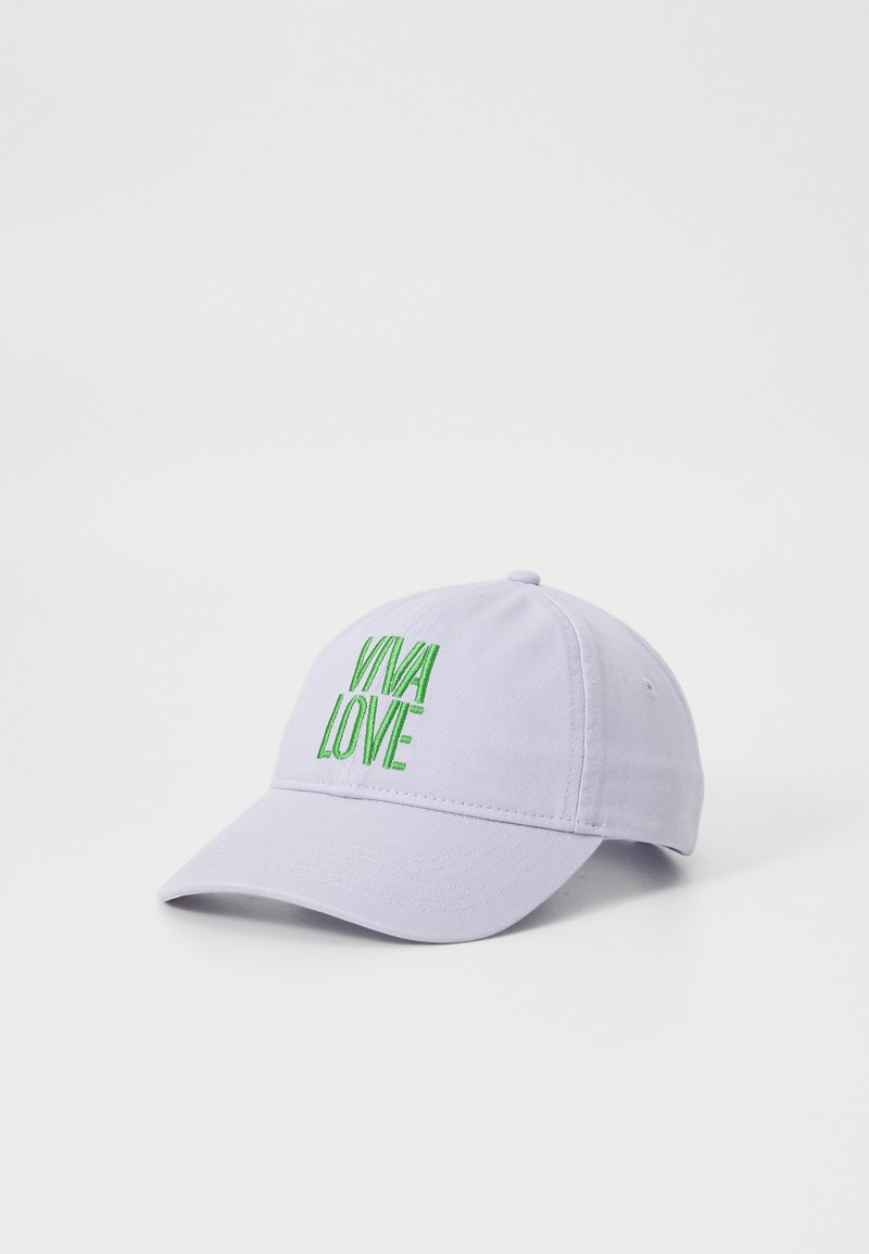 Căciulă lila cu un sistem de ajustare, având brodat pe față "VIVA LOVE" în verde. Fabricată din bumbac moale.