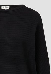 Zwart gebreid top met ribbelstructuur, met een hoge halslijn en korte mouwen. Het label zegt "s.Oliver." Eenvoudig en modern ontwerp.