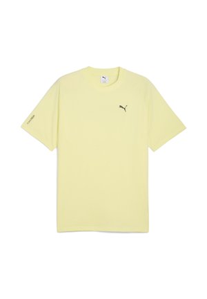 Lys gul kortærmet T-shirt med et logo på brystet og ærmet, lavet af fugttransporterende materiale til aktivt brug.