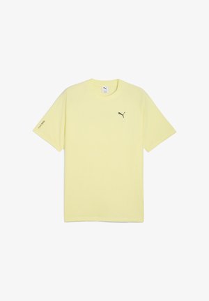 Camiseta amarilla clara de manga corta con un logo en el pecho y la manga, hecha de material que absorbe la humedad para ropa deportiva.