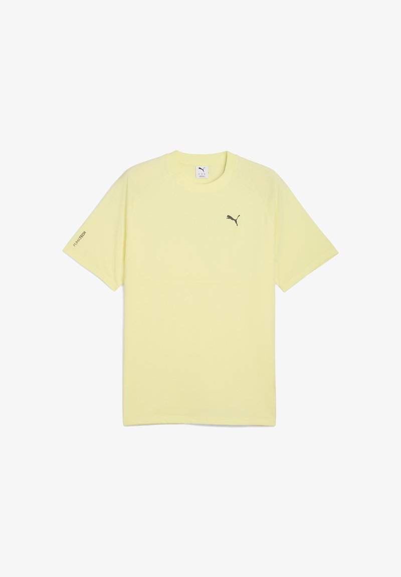 Camiseta amarilla clara de manga corta con un logo en el pecho y la manga, hecha de material que absorbe la humedad para ropa deportiva.