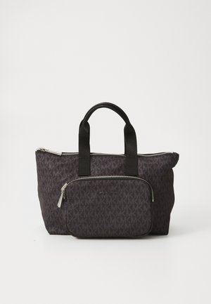 Sac fourre-tout en tissu noir avec motif de logo MK gris, deux poignées supérieures et une poche zippée à l'avant avec quincaillerie en argent. Texture lisse.