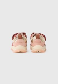 Rosa og kastanjefargede sneakers med teksturert overdel, metalliske detaljer og polstret krage. Med borrelås og gummisåle.