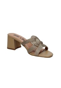 Sandalo con tacco a blocco beige, caratterizzato da fasce frontali intrecciate, design con punta aperta e una suola liscia. Marchio ben visibile sulla soletta interna.
