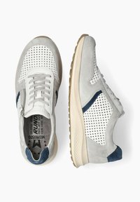 Baskets de sport grises avec des panneaux en mesh, des accents en daim, des lacets plats et une semelle beige. Détails bleu foncé remarquables le long des côtés.