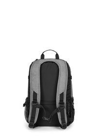 Mochila gris y negra con respaldo acolchado, correas ajustables, bolsillos laterales de malla y un asa en la parte superior. Fabricada en un tejido texturizado y con un diseño moderno.