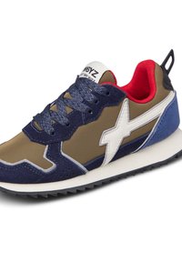 Scarpe sport in blu navy, verde oliva e rosso; dotate di materiali scamosciati e sintetici, lacci testurizzati e suola in gomma appuntita.