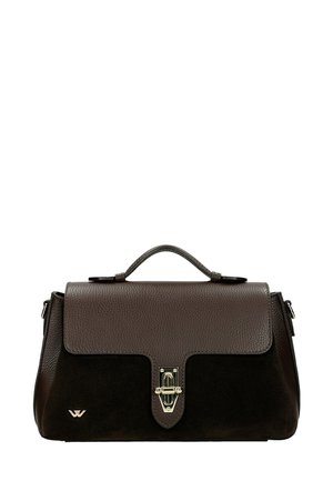 Borsa in pelle e suede marrone con una forma strutturata, dotata di una chiusura a lucchetto frontale e di un manico superiore. Accentuata da dettagli in metallo dorato.