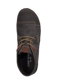 Chaussure en cuir marron avec une surface texturée, bout rond, couture contrastante et un accent en cuir marron près de la zone des lacets.
