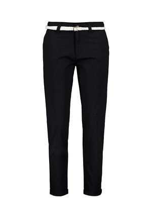 Schwarze, schlank geschnittene Hose mit aufgekrempelten Bündchen, kombiniert mit einem weißen geflochtenen Gürtel mit silberner, runder Schnalle.