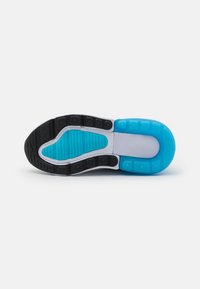 Suela de zapatilla negra y azul con un patrón texturizado. Presenta una puntera redondeada, múltiples almohadillas de tracción y una entresuela suave en blanco.
