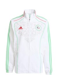 Vit sportjacka med gröna och röda accenter, med dragkedja, sidofickor och ett dekorativt mönster på framsidan. Adidas-logotypen visas.