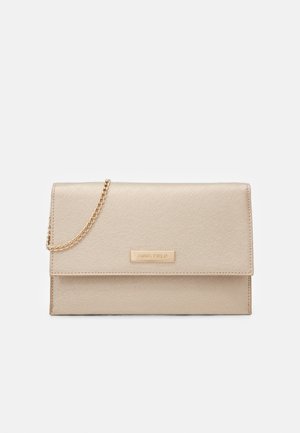 Pochette synthétique beige avec une texture lisse, design à rabat, chaîne en métal doré, et forme rectangulaire. Une plaque de marque est visible.