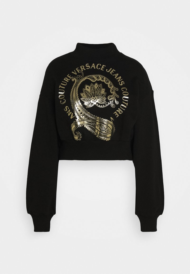 Sweat-shirt court noir à manches longues orné d’un grand motif cachemire doré et du texte "Versace Jeans Couture" en motif circulaire.
