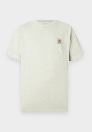 Svijetlozelena pamučna majica kratkih rukava, s okruglim izrezom i malim kvadratnim zakrpetom s logom na lijevoj strani prsa. Mekana tekstura.