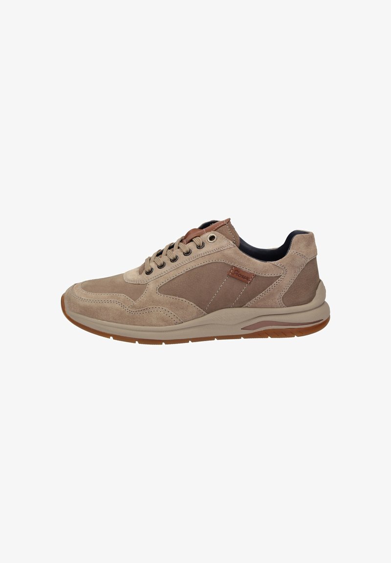 Beige en bruine suède herensneaker met vetersluiting, gevoerde zool en een leren merkembleem aan de zijkant, weergegeven in profiel.