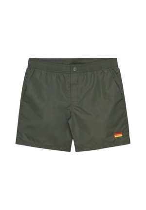 Costume da bagno corto verde scuro con vita elastica, bottone a pressione, tasche laterali e piccolo logo rettangolare rosso, giallo e arancione sulla gamba sinistra.