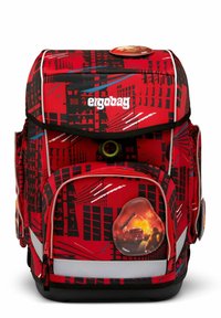 Zaino ergonomico rosso con un motivo geometrico nero, dotato di accenti riflettenti, molteplici scomparti con zip e un distintivo rotondo rimovibile.