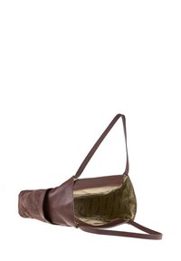 Sac à main en cuir et daim marron avec une forme structurée, doté d'une ouverture zippée et d'une doublure en tissu à motifs. Deux poignées pour le porter à l'épaule.