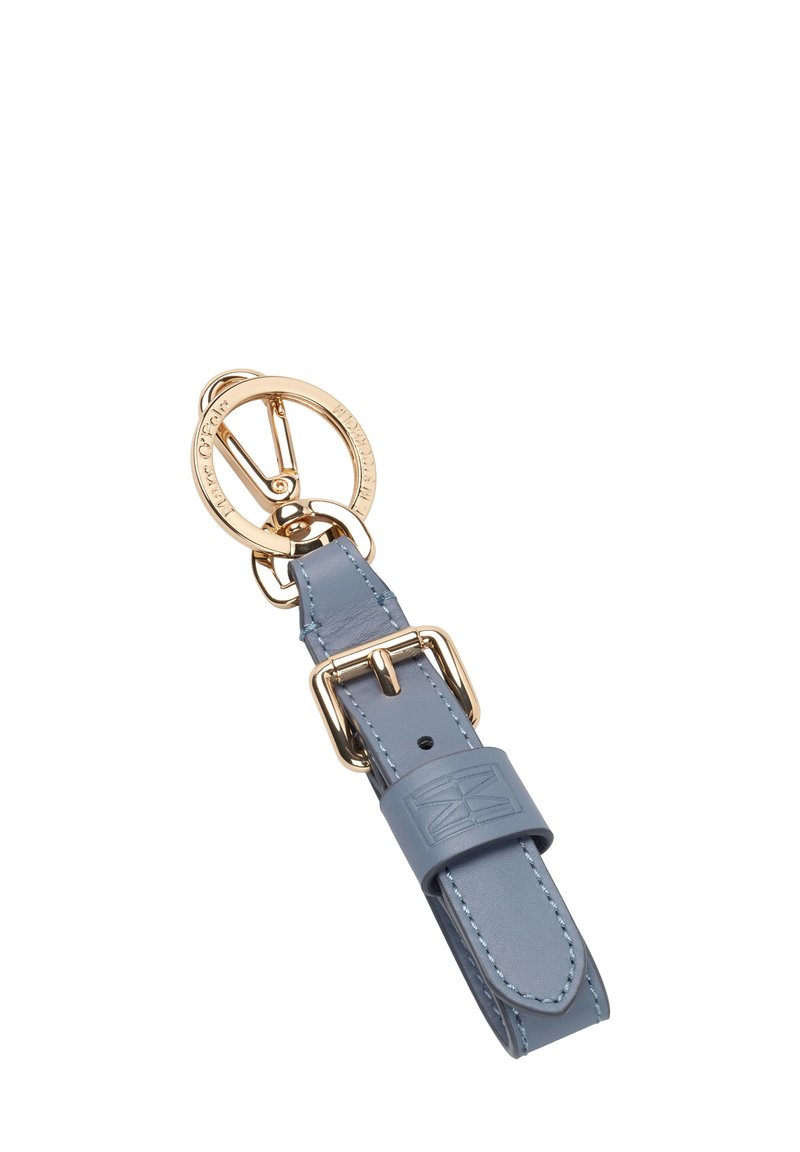 Porte-clés en cuir bleu clair avec un anneau et une boucle en métal doré. Détail texturé notable sur le cuir et design embossé.