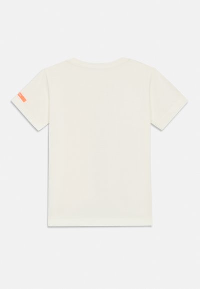 Κοντομάνικο t-shirt σε εκρού βαμβάκι, με στρογγυλή λαιμόκοψη και μικρή πορτοκαλί ετικέτα στο αριστερό μανίκι. Ομαλή υφή.