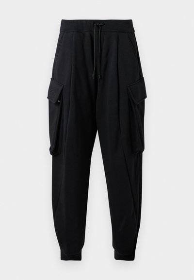 Crne kargo jogger hlače s elastičnom waistband trakom, vezicom, bočnim preklopnim džepovima i manžetama na gležnjevima.
