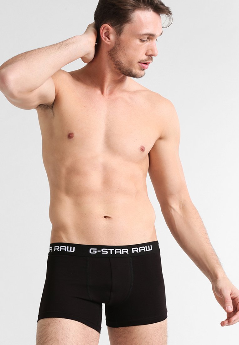 Boxer slip neri realizzati in tessuto elastico, con un cintura in contrasto bianco con il logo "G-STAR RAW", vestibilità aderente e texture liscia.