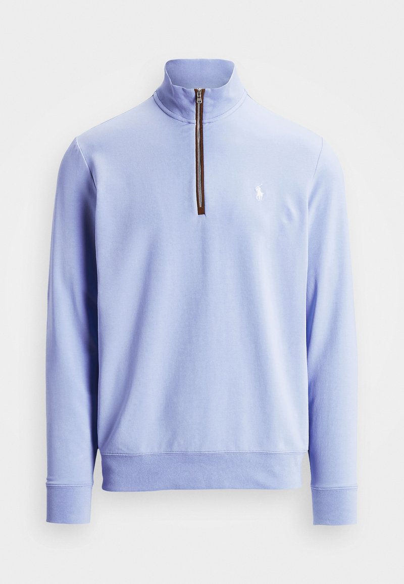 Pull bleu clair à manches longues avec une fermeture éclair marron sur la moitié et un petit logo blanc sur le côté gauche de la poitrine.
