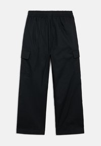Čierne voľné cargo nohavice s elastickým pásom a bočnými vreckami. Vyrobené z ľahkého materiálu, s jemným textúrovaným vzorom.