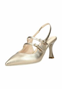 Scarpa con tacco alto a punta dorata, stile slingback con due cinturini regolabili con fibbia e tacco svasato su sfondo bianco.
