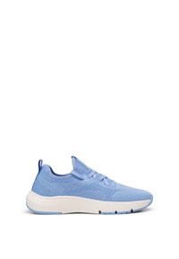 Scarpa sportiva azzurro chiaro con tomaia in rete, design con lacci, superficie testurizzata e suola in gomma bianca e curvata per stabilità.