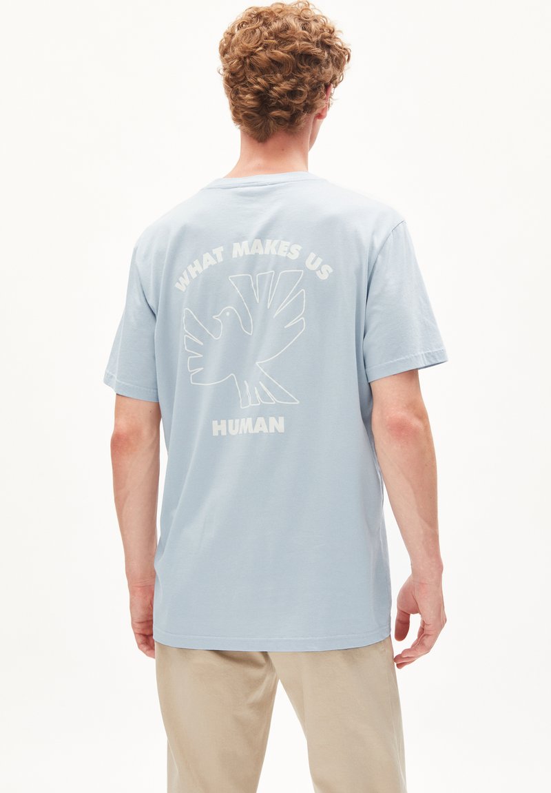 ARMEDANGELS AADONI SYMBOL Print Tshirt morning sky/lilac Zalando.de