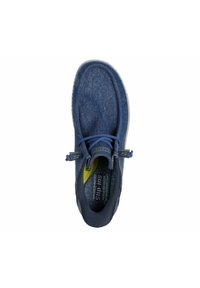 Sneaker slip-on Skechers blu con tomaia in tessuto e lacci elastici, vista dall'alto su sfondo bianco.