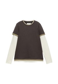 Koszula z długim rękawem o białych rękawach oraz ciemna bluzka z krótkim rękawem nałożona warstwowo, z oliwkowozieloną lamówką na mankietach, kołnierzyku i dolnym brzegu.