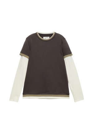 Hosszú ujjú ing fehér ujjaival és sötét, rövid ujjú rétegezett felsővel, olíva zöld szegéllyel a mandzsettán, galléron és szegélyen.