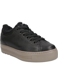 Zapatilla negra de cuero con parte superior texturizada, suela de plataforma de goma gris y forro acolchado. Presenta cordones negros redondos y ojales de metal.
