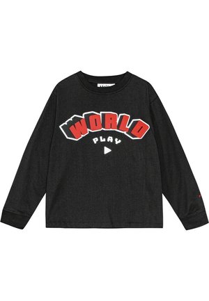 Musta pitkähiha T-paita, valmistettu puuvillasta. Edessä on rohkeat punaiset ja valkoiset graafiset kuvat, joissa lukee "WORLD PLAY" ja play-painiketta esittävä kuvake.