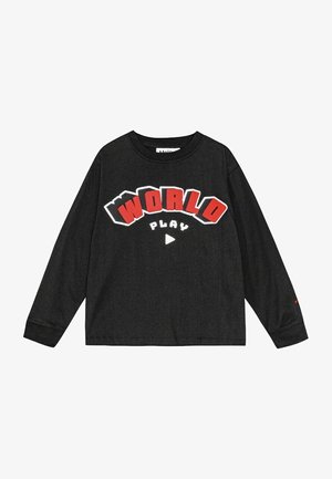 Zwarte langefsleev T-shirt van katoen. Aan de voorkant staan opvallende rode en witte grafieken, met de tekst "WORLD PLAY" en een afspeelknopicoon.