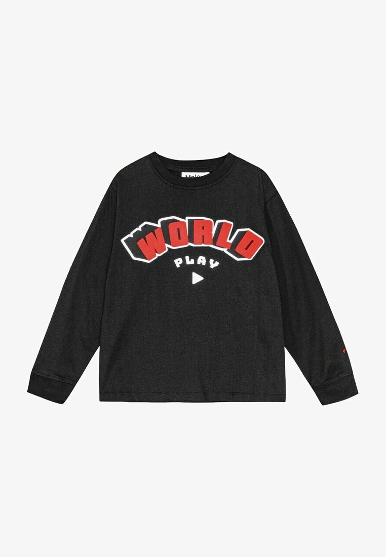 Sort langærmet T-shirt lavet af bomuld. Forsiden har dristige røde og hvide grafik, der står "WORLD PLAY" med et play-knap ikon.