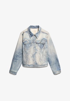 Veste en denim bleu clair avec une finition légèrement délavée, fermeture à boutons, deux poches poitrine, col et manches longues avec détails aux poignets.