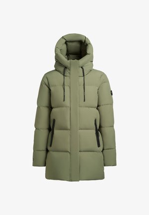Parka verde oliva imbottita con colletto alto, zip nera, tasche laterali doppie e cappuccio con cordino, caratterizzata da pannelli cuciti per una texture interessante.
