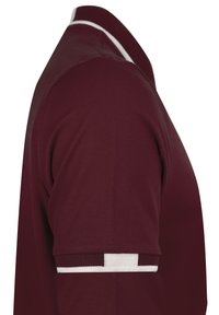 Burgunderfarvet polo-shirt med en tekstureret overflade og en hvid stribe på kraven og ærmerne. Klassisk pasform og korte ærmer.