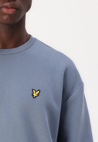 Lyle & Scott OVERSIZED CREW NECK - Felpa - light blue
