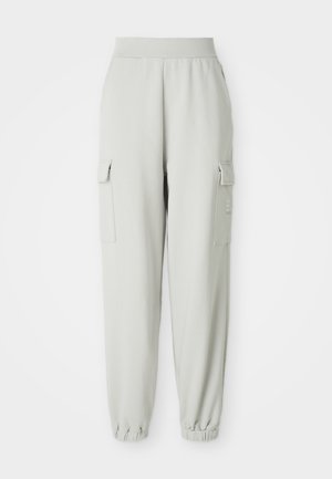 Svetle šedé cargo kalhoty vyrobené z měkké tkaniny, které mají dvě boční kapsy, elastický pas a zúžené nohavice u kotníků.
