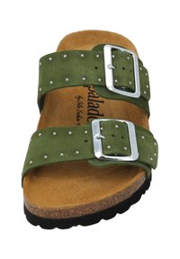 Sandalo verde in suede con due fibbie regolabili in argento, dettagli con borchie, fondo in sughero e suola in gomma nera. Superficie interna testurizzata.