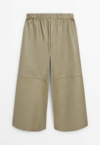 Pantalon large et court de couleur vert olive clair avec une taille élastique et des détails de coutures au-dessus des genoux.