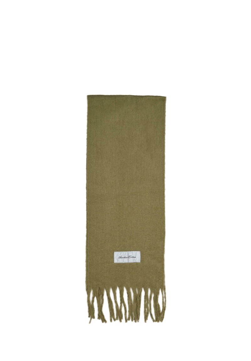 Écharpe vert olive en tissu texturé, avec des bords à franges et une forme rectangulaire. Comprend une étiquette blanche avec des coutures noires.